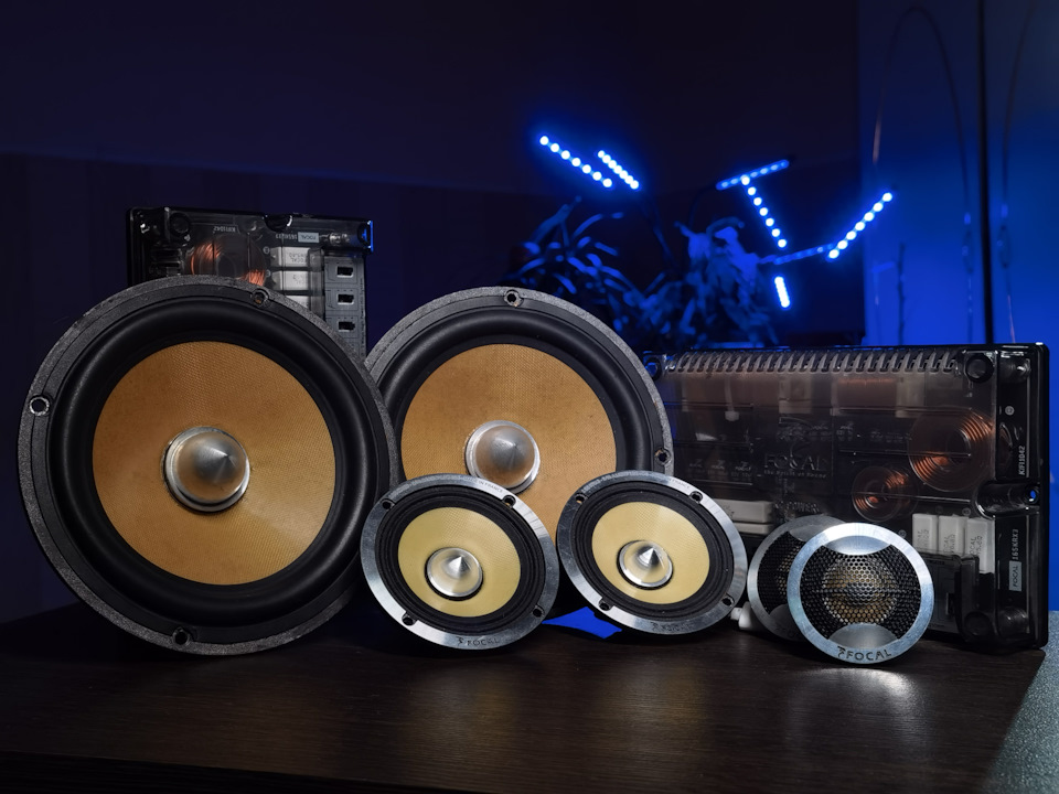 Сразу оговорюсь … Миды были заменены изначально мной на пули Focal 6K2P из эстетических соображений…На те годы хотел собрать вот такой вот фронт … Так и не получилось исполнить задуманную мечту… Пришло время расставаться… с грустью но продаю! Поскольку миды не отсюда буду продавать их отдельно… — Кроссоверы Абсолютно новые, ни разу не подключались …один раз прикрутил их для примерки в багажник и тут же снял не подключая… Лежали сверху на полке над динамиками чуть припылились да и только! — СЧ — динамики — Абсолютно новые по моему тоже ни разу не подключенные …девственны — видно даже на фото! — BMW 5 series (E39)