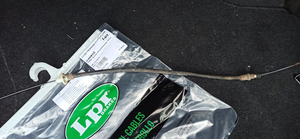 Замена тросика сцепления и регулировка хода педали сцепления — Ford ...