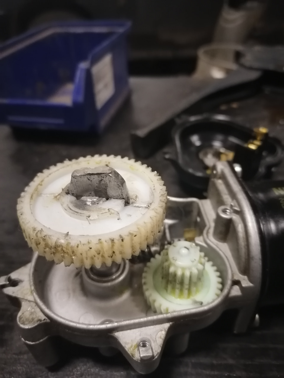 Ремонт матор редуктора дворников — Nissan Cabstar, 3 л, 2012 года ...