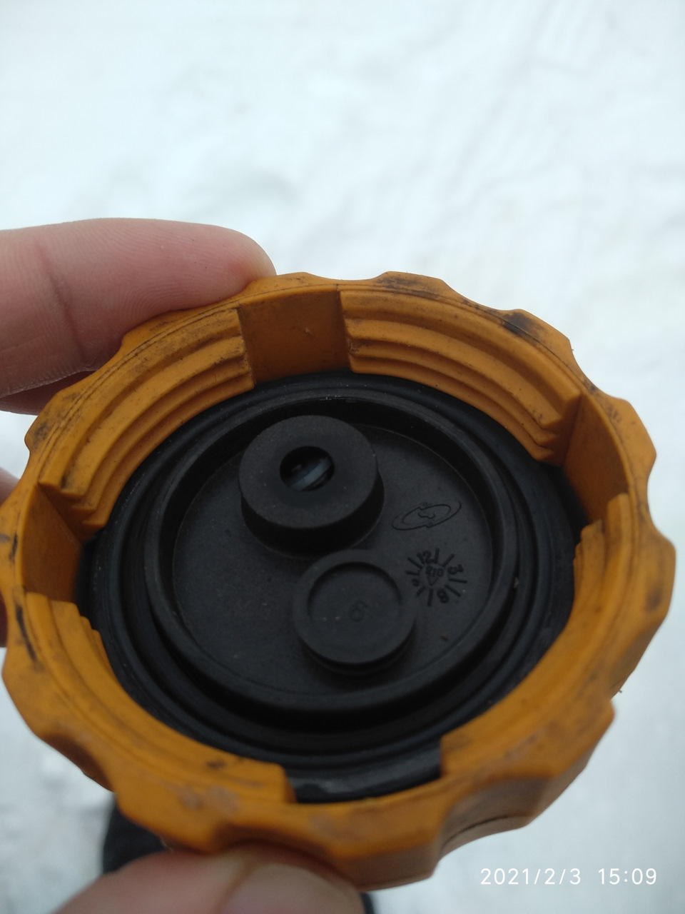 А это старая крышка расширительного бачка, клапан перекосило и она не держала давления, как и у всех она было не работоспособной))) — Chevrolet Epica