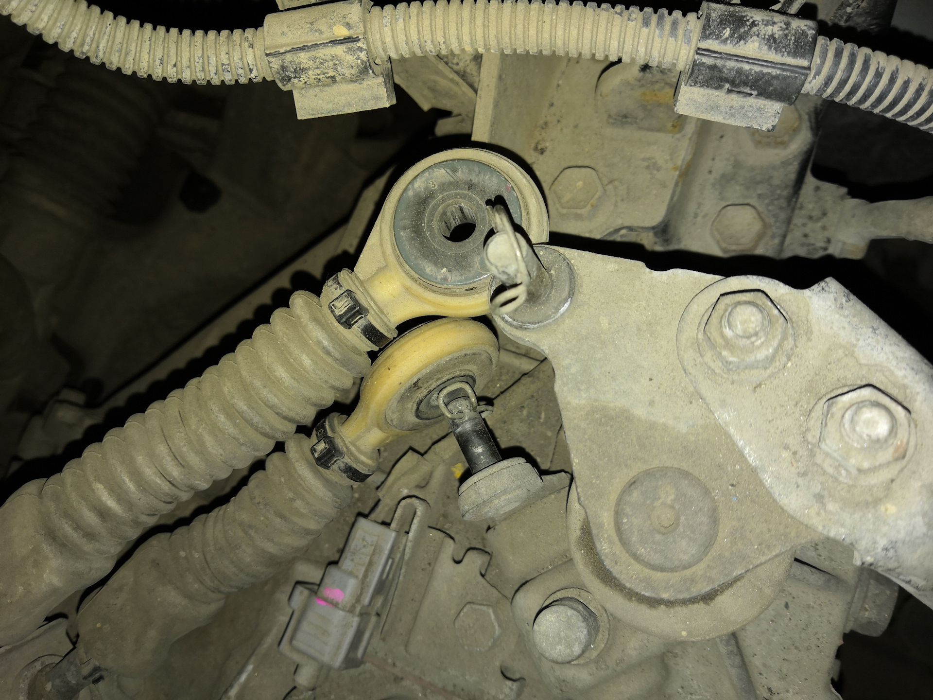 Трос мкпп мазда фамилия 4 wd. Как снять тросик акпп. Трос селектора акпп сузуки sx4. Тросик коробки передач мазда фамилия. Фольксваген т4 2.