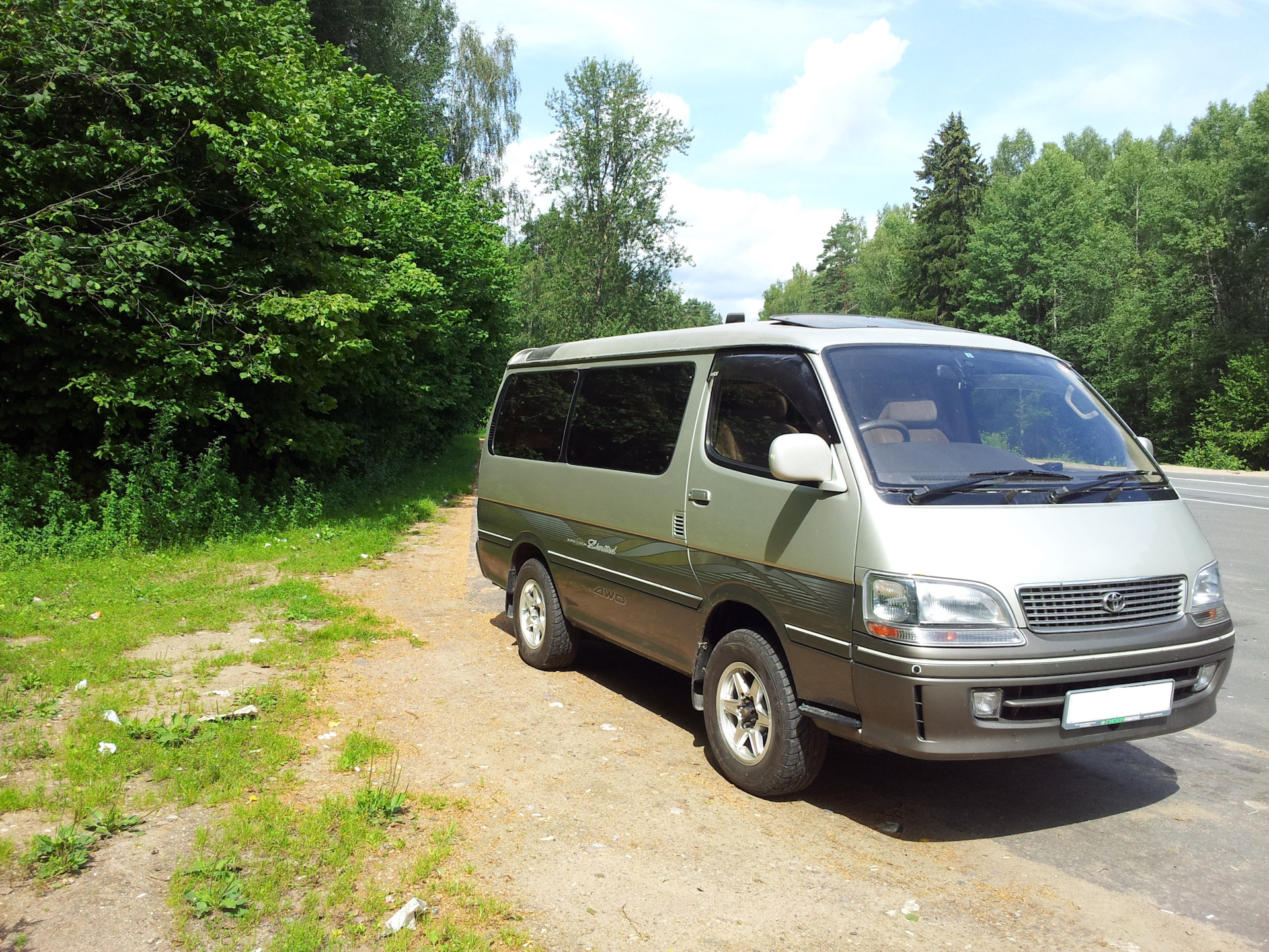 Микроавтобус купить краснодарский. Toyota Hiace h100 4wd. Микроавтобус Тойота 1998 года. Тойота микроавтобус 4wd салоны. Тойота микроавтобус на в 8.