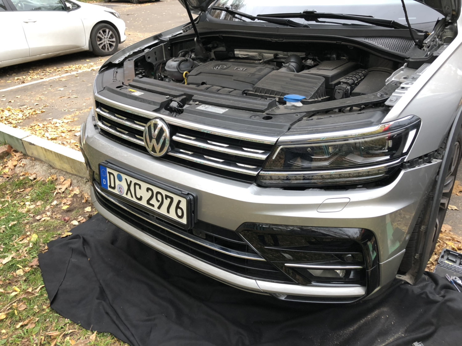 Передний бампер Тигуан 2. Снятие передней решетки VW Tiguan 2. Volkswagen Tiguan 2g передний бампер. Решетка бампера Тигуан 2019.