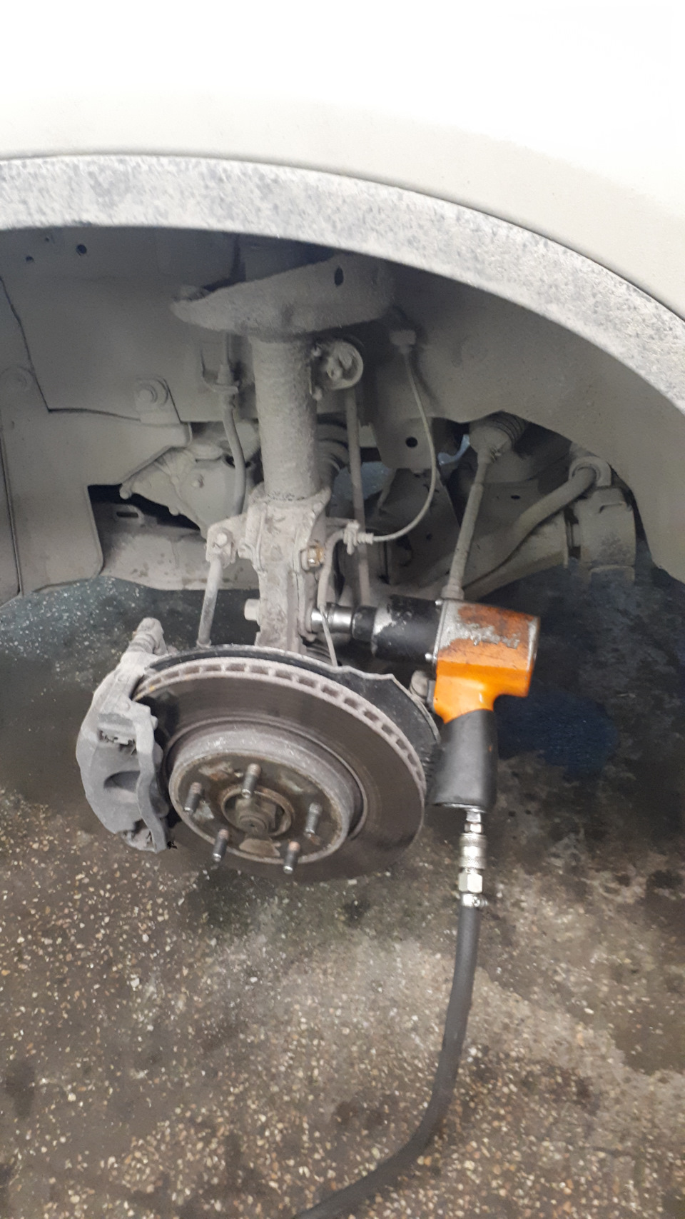 06. Przód: od góry (kielich) odkręć nakrętki górnego mocowania kolumny i wyjmij kolumnę z auta. — Honda CR‑V III (RE)