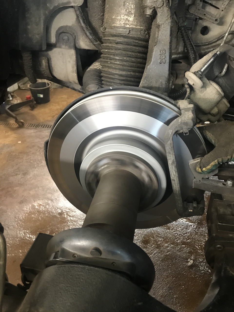 Проточка тормозных дисков; замена датчика износа колодок, подсветки ...