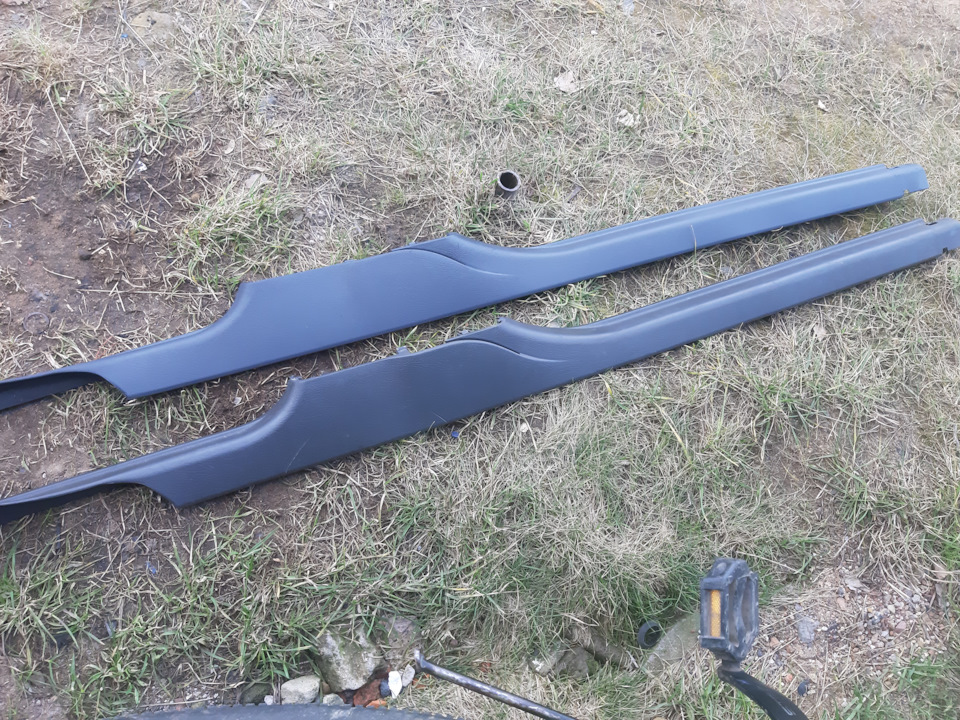 покрашен новый порожек и рядом старый-различия со старым небольшие по тону — Audi A4 Avant (B5)