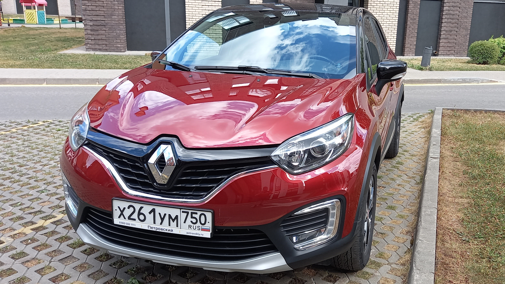 Renault Kaptur (2016) 2.0 бензиновый 2019 | красный с черной крышей на  DRIVE2