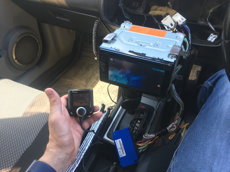 Parrot universal hands free что это такое в автомобиле