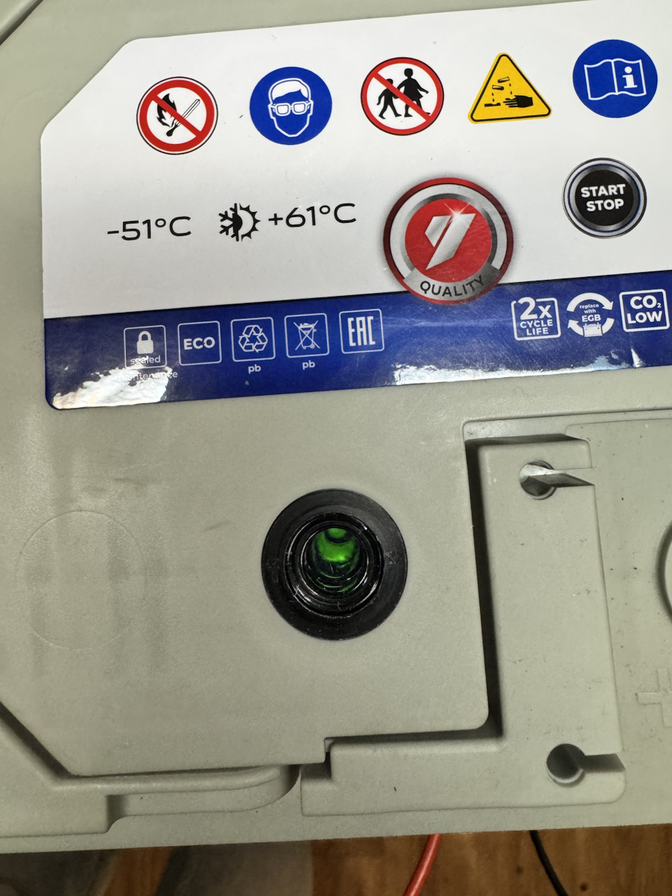 Есть и глаз, но я его обычно называю «брехунок» 😅 Как он показывает здесь, я не знаю, но сколько было АКБ, он даже если мертвый, всё равно показывал, всё у него хорошо… — Lada Vesta (1G)