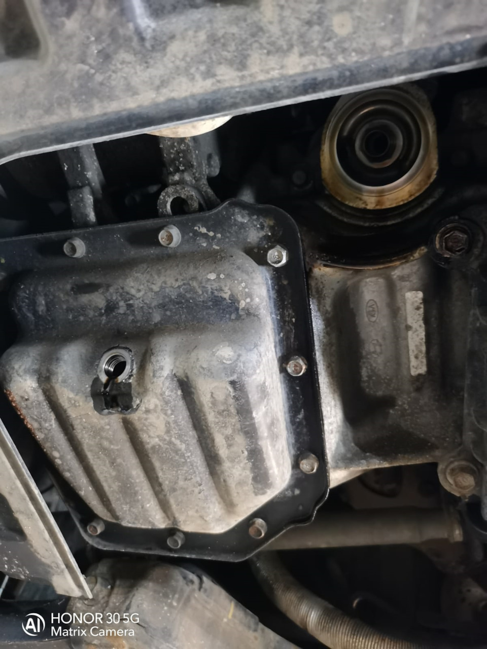 сливаем масло. авто простояло минут 30 — KIA Rio (3G)