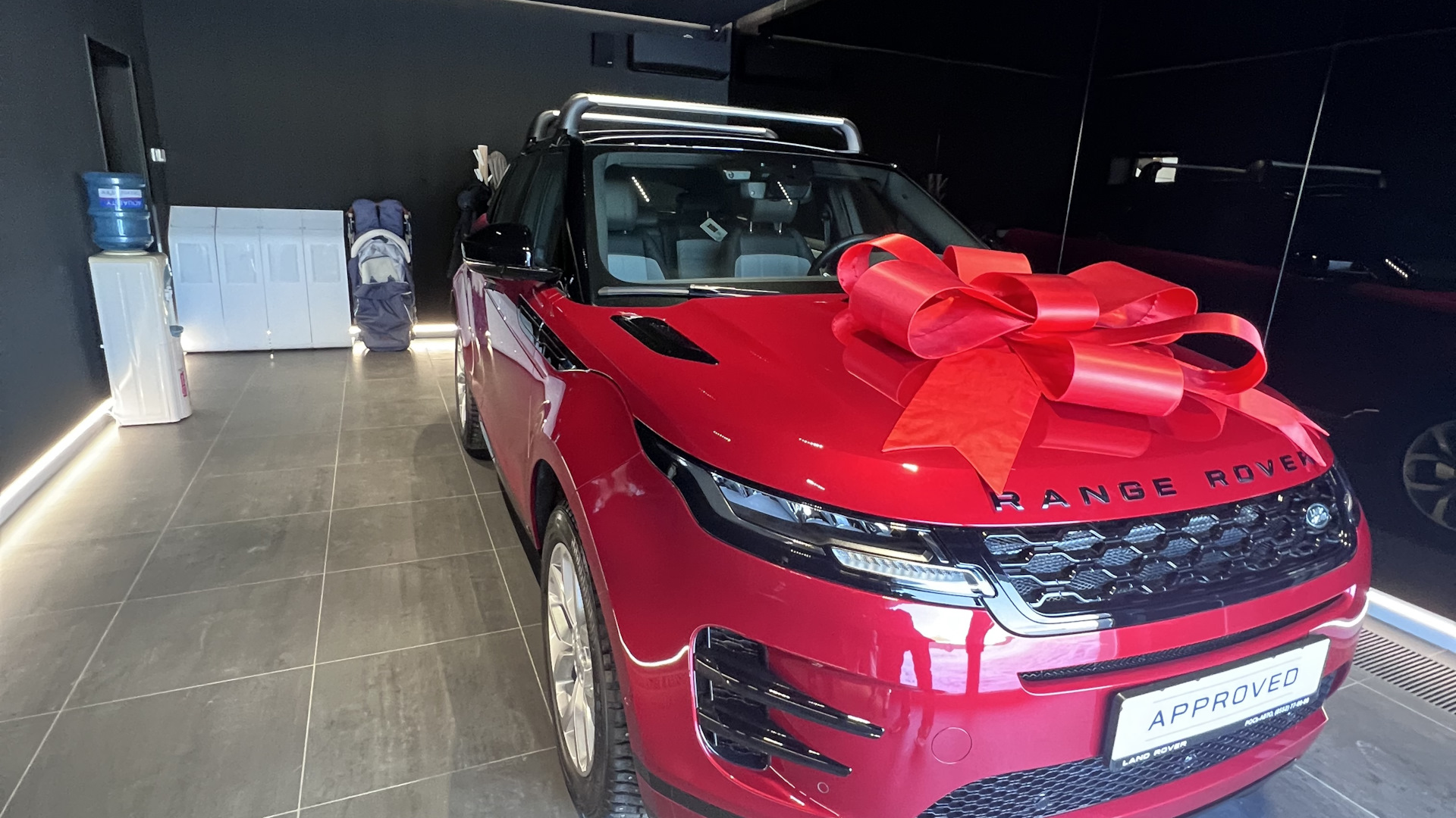 Range Rover Evoque красный с бантиком