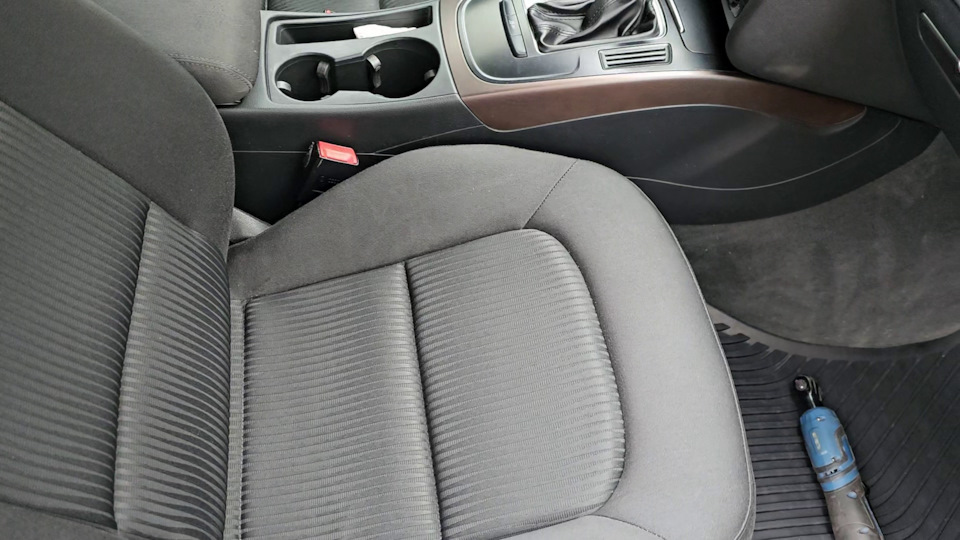 Снятие тканевой обшивки сидений Audi A4 B8 — Audi A4 (B8), 1,8 л, 2011 ...