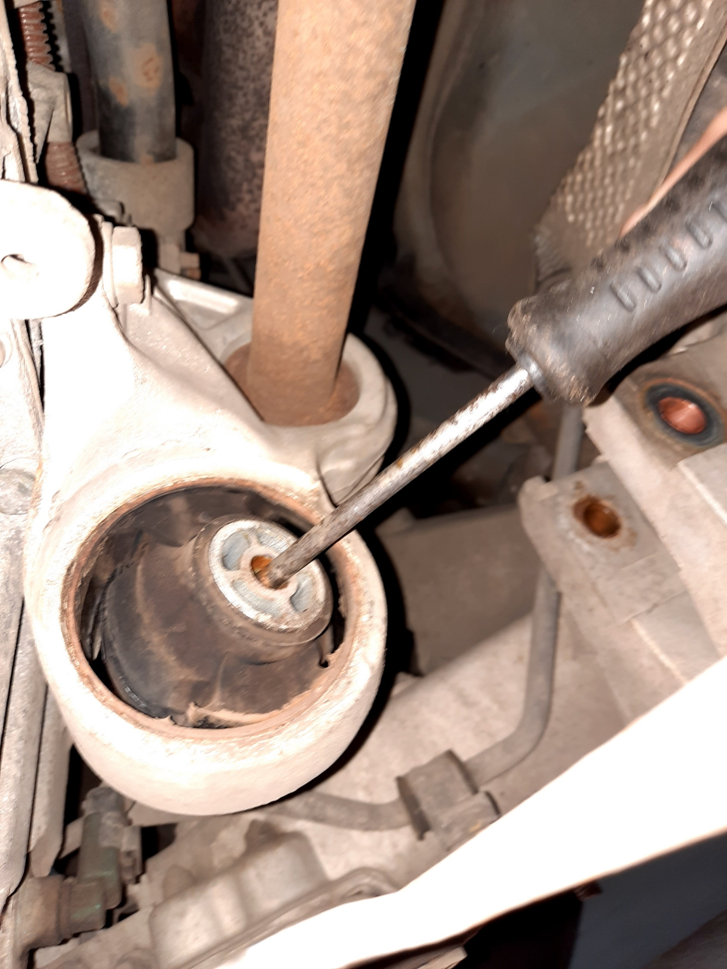 Замена нижней подушки двигателя и верхней растяжки — Peugeot 407, 2 л ...