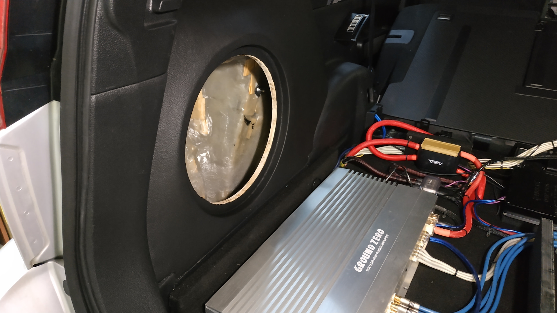 Сабвуфер пропадает звук. Сабвуфер microlab m-880 плата. Усилитель уходит в защиту причины. Саб на заднее стекло в салон. Сабвуфер пропадает звук.