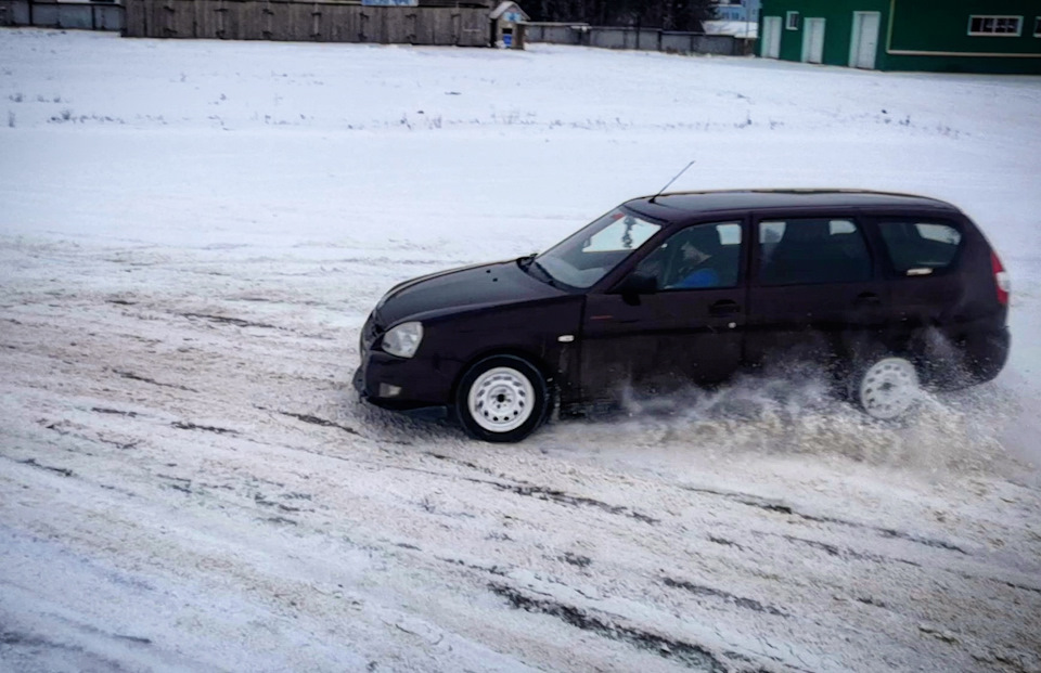 Lada Priora универсал на снегу