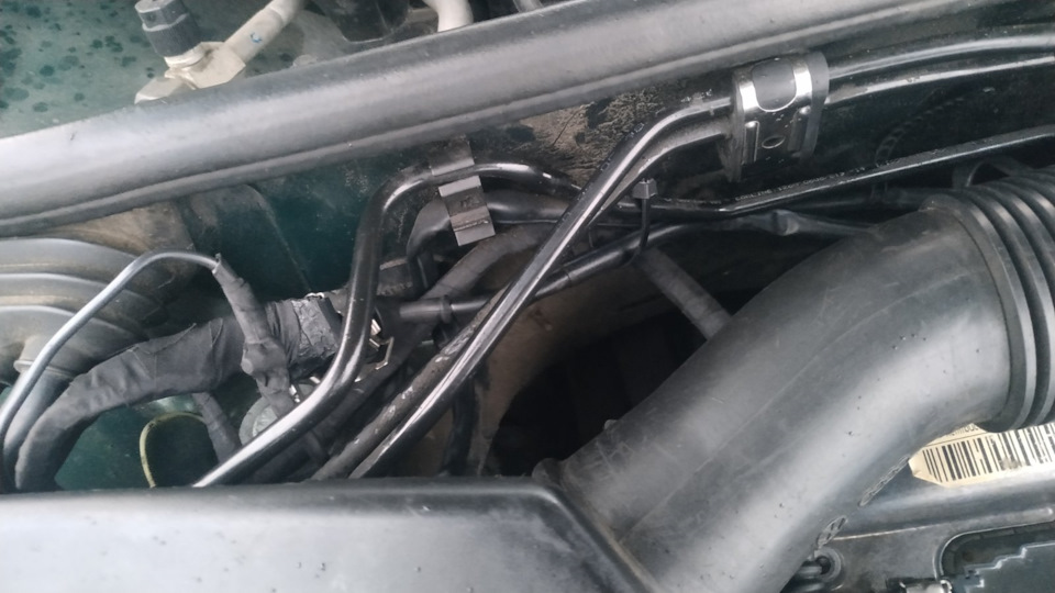 Соединение со старой фишкой + как идут провода за патрубком — Audi A4 (B5)