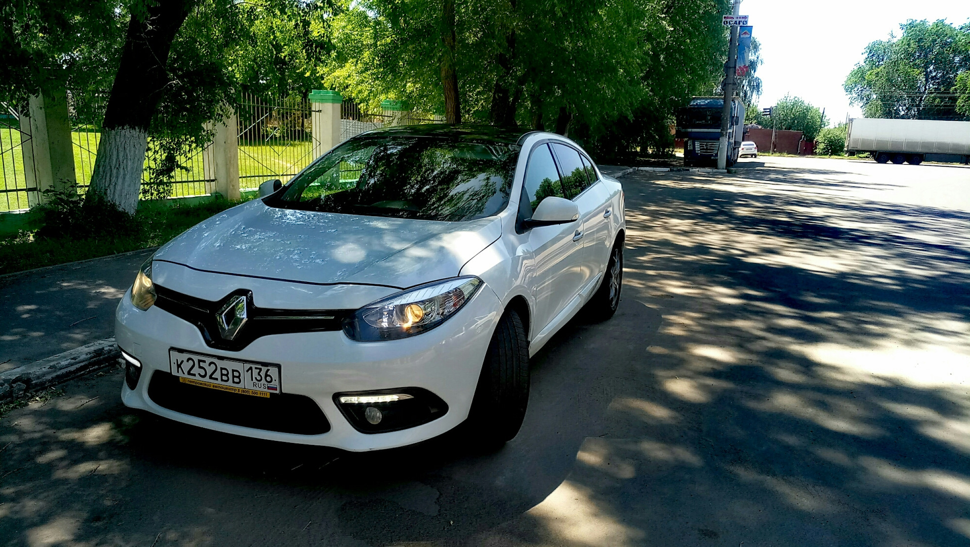 Белый рено террористов. Renault Fluence белый. Рено Флюенс 2013 белый. Рено Флюенс белый с чёрной крышей. Renault Fluence черная крыша.