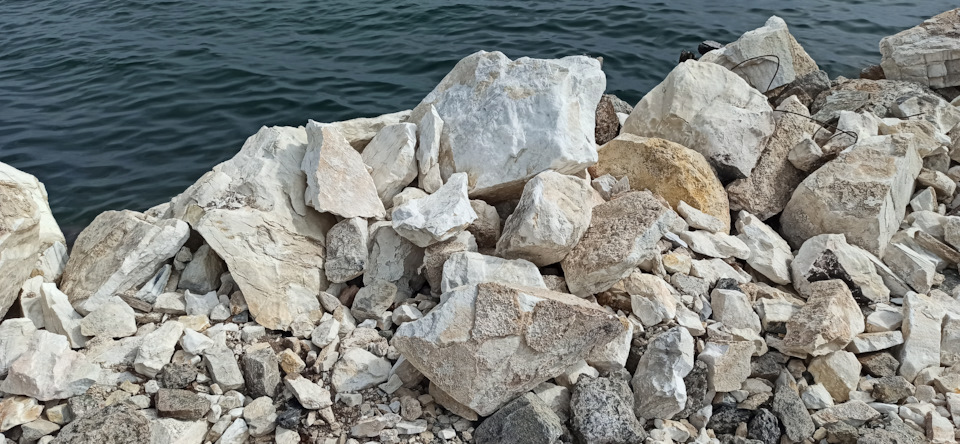 Много где на берегу лежит мрамор, он к слову — по всему посёлку раскидан. — Mazda 323 IV