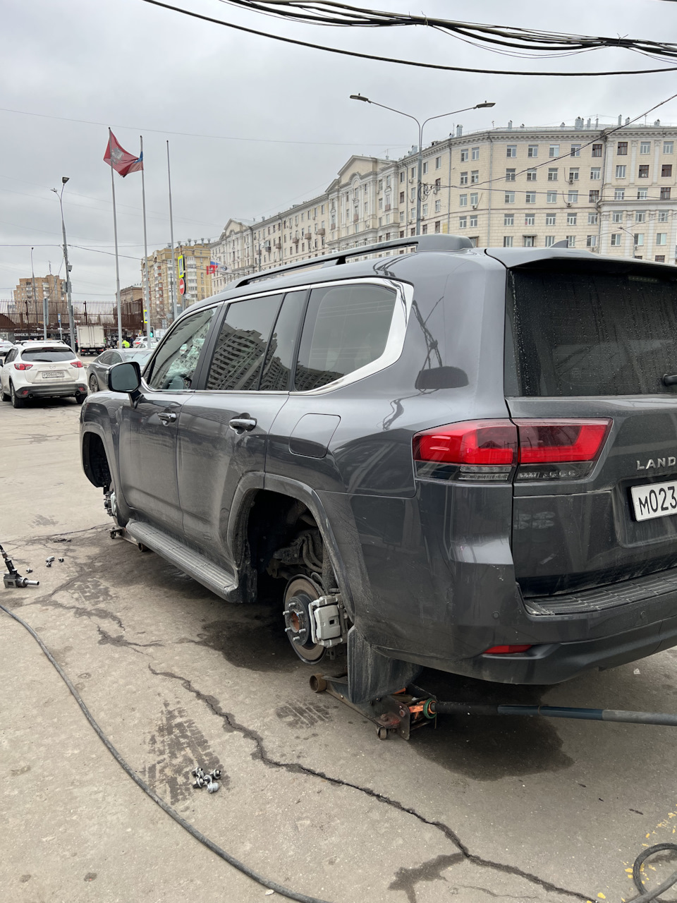 Гравий больше не стучит :) — Toyota Land Cruiser 300, 3,3 л, 2023 года |  шины | DRIVE2