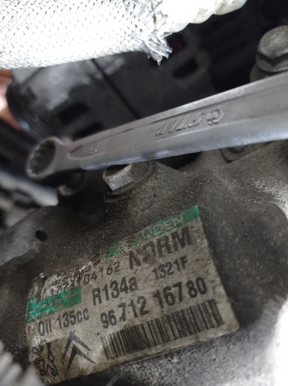 Болты компрессора кондиционера — Citroen C5 (2G). Запчасти на фото: 9671216780