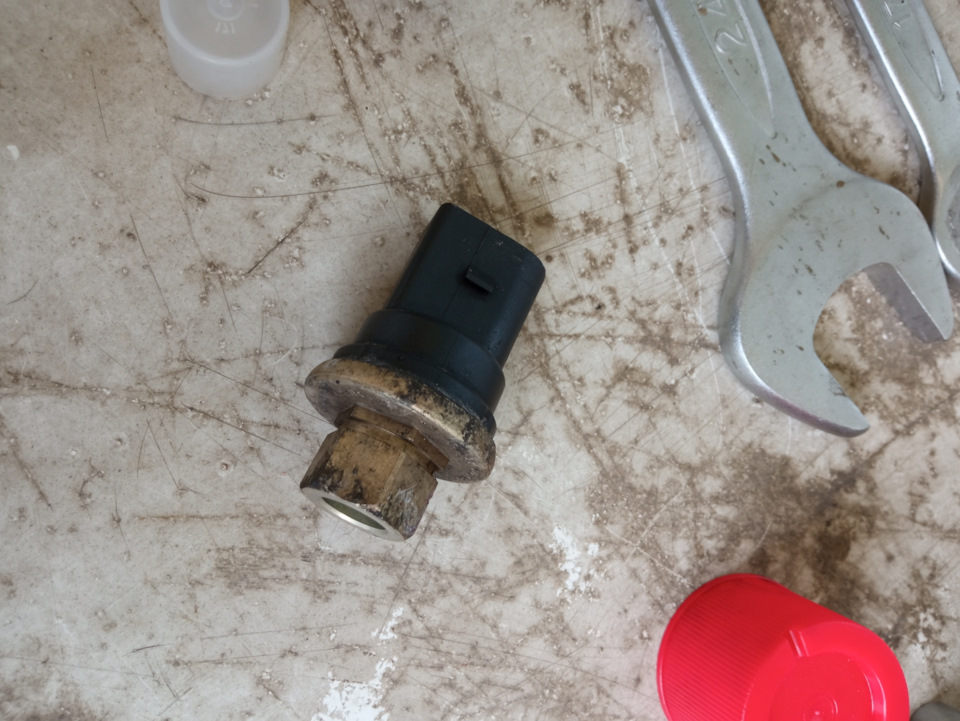 Замена датчика высокого давления G65 — Audi A4 Avant (B6), 1,9 л, 2003