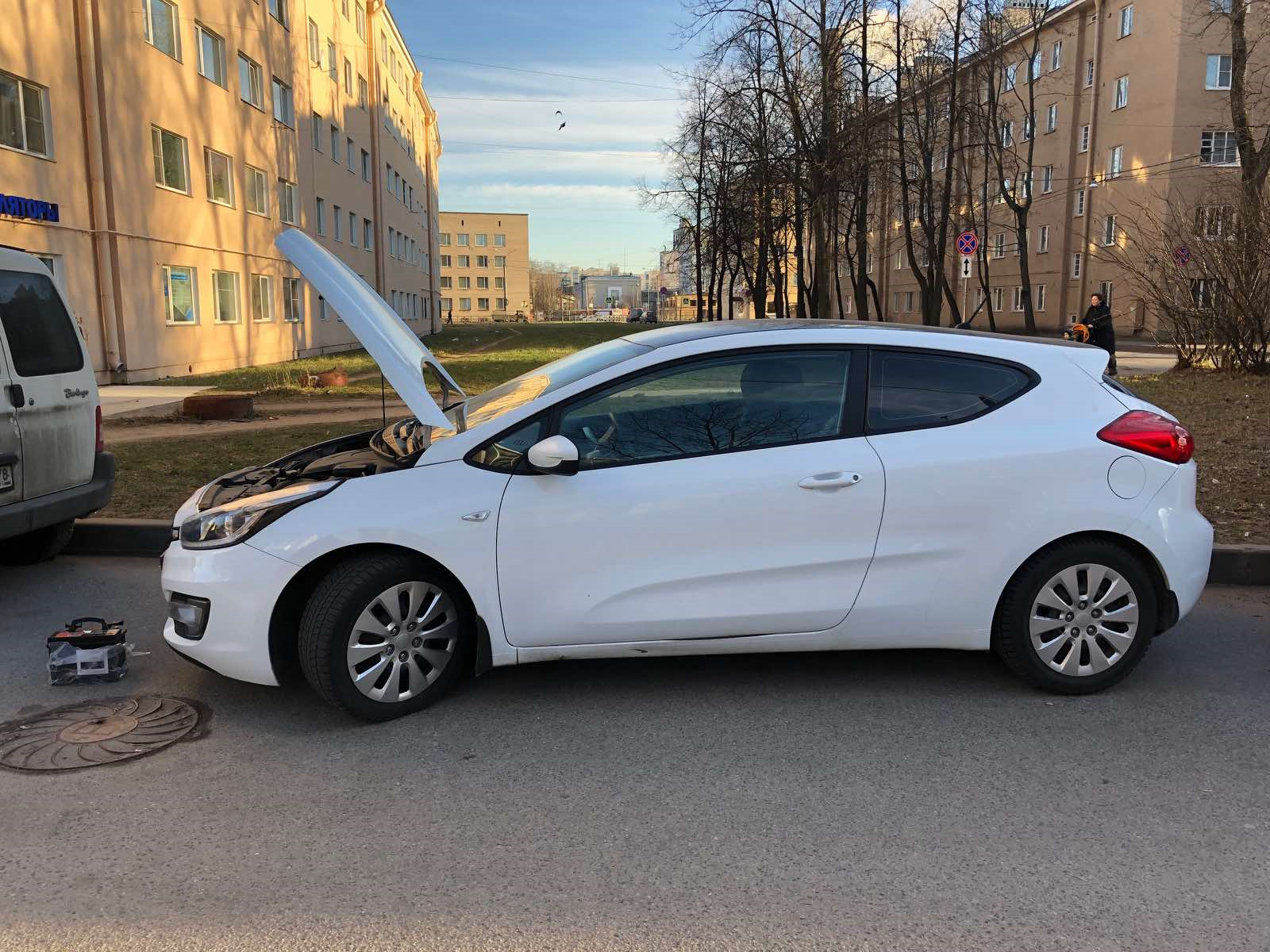 Разбитая Kia Ceed белая купе