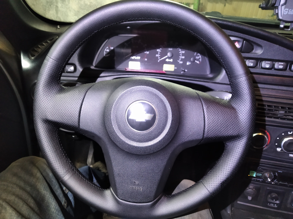 Руль в кожу. — Chevrolet Niva GLX, 1,7 л, 2018 года | своими руками ...