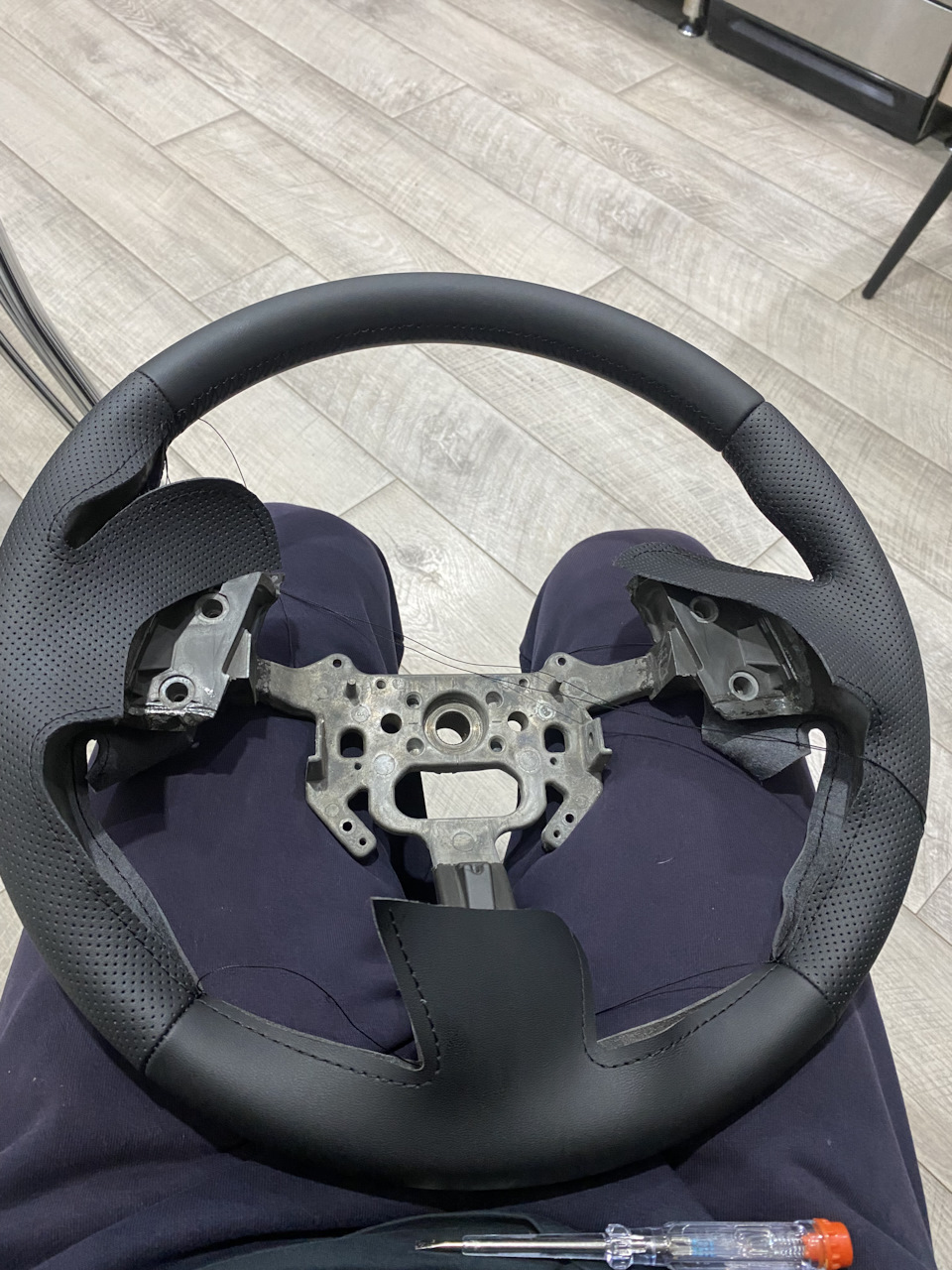 перетяжка руля w203 китайской оплеткой. руль 3110 алькантара. обтяжка руля натуральной кожей. обтяжка руля. кожаный руль mercedes sprinter 906.