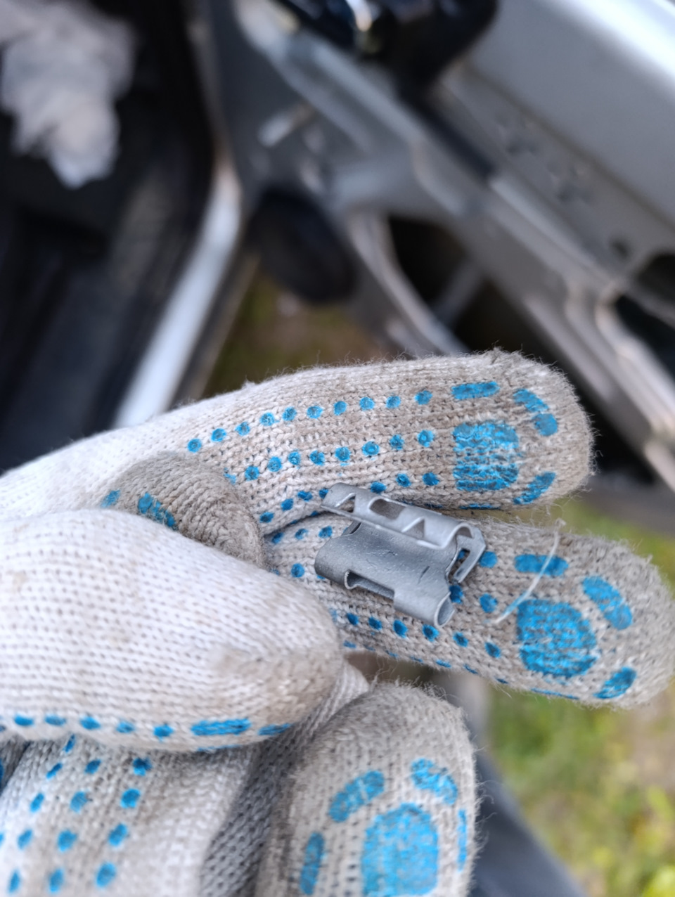 Сия приблуда выпала после снятия карты, так и не понял откуда она, лишней не может быть поскольку эту дверь вскрывали ещё до меня, я там не первый — Opel Meriva (A)