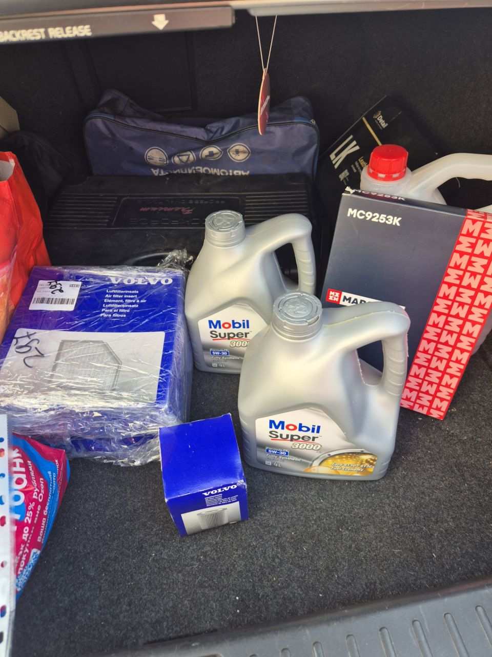Поменял масло, заливаю последнее время mobil super 3000 formula fe 5w30 a5b5 (автомаг 8к за 8л), масляный фильтр оригинал (toyota-opt.ru 1350р), салонный фильтр с озона (700р), воздушный фильтр оригинал (volvo 77 700р взял сразу 2 на будущее) — Volvo S80 (2G). Запчасти на фото: MC9253K