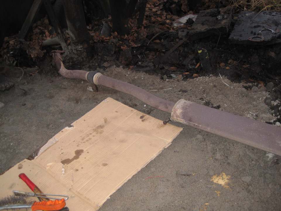 Замена резонатора (средняя часть) и основного глушителя (задняя часть ...