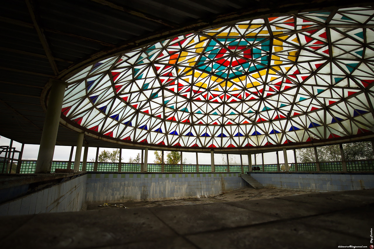 Заброшенный бассейн с куполом. Заброшенный бассейн с куполом. Заброшенный бассейн в федоровке. Деревня федоровка тульская область бассейн. Заброшенный бассейн тбилиси.