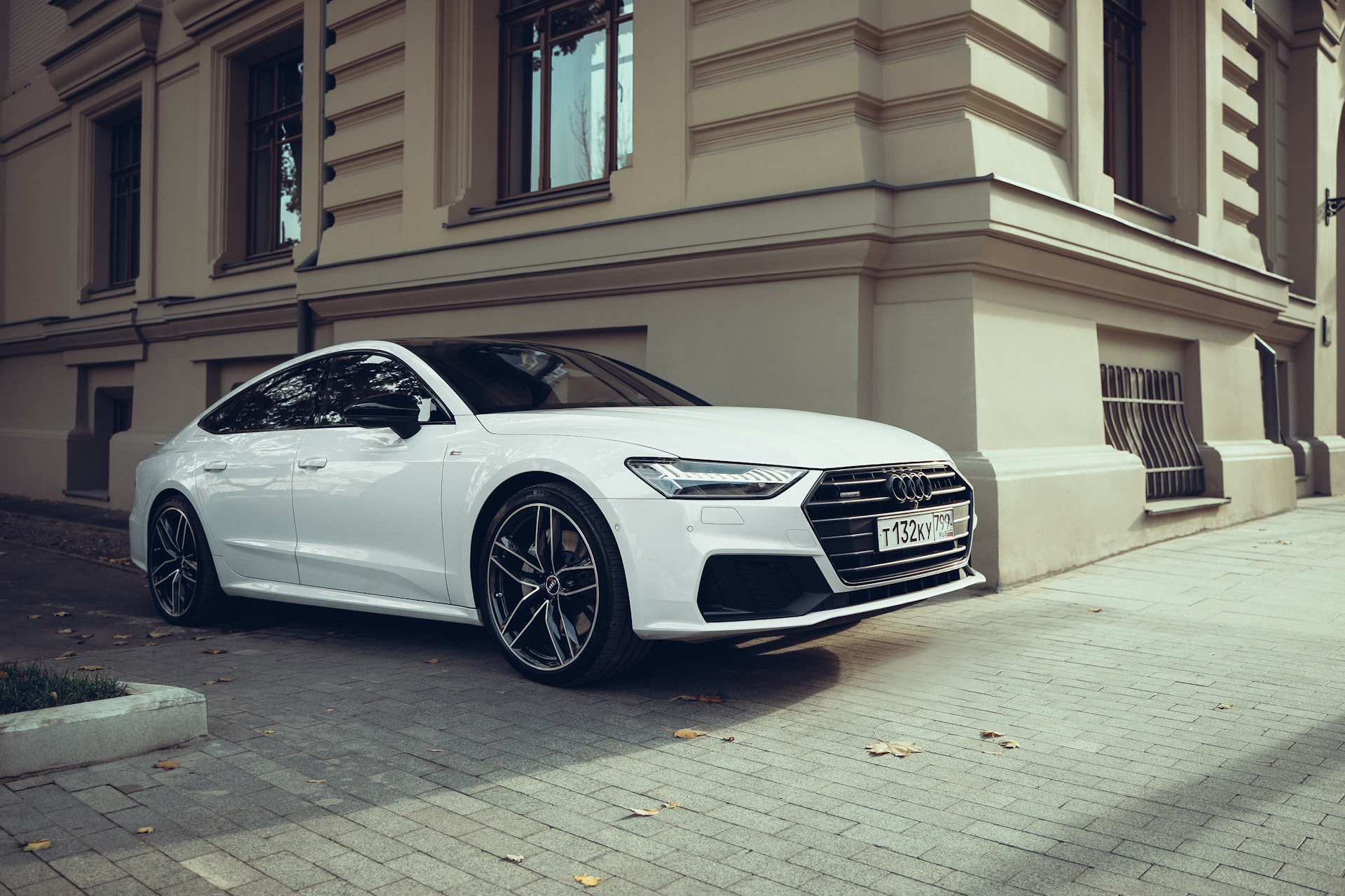 Белая Audi a7 r20