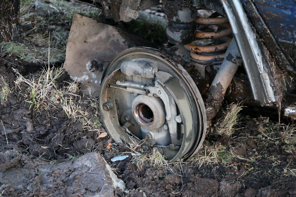 Поломка 79-го крузака Матвея. Полуось просто отломилась вместе с колесом. Сюрприз от конструкторов загруженного моста. — Toyota Land Cruiser 80