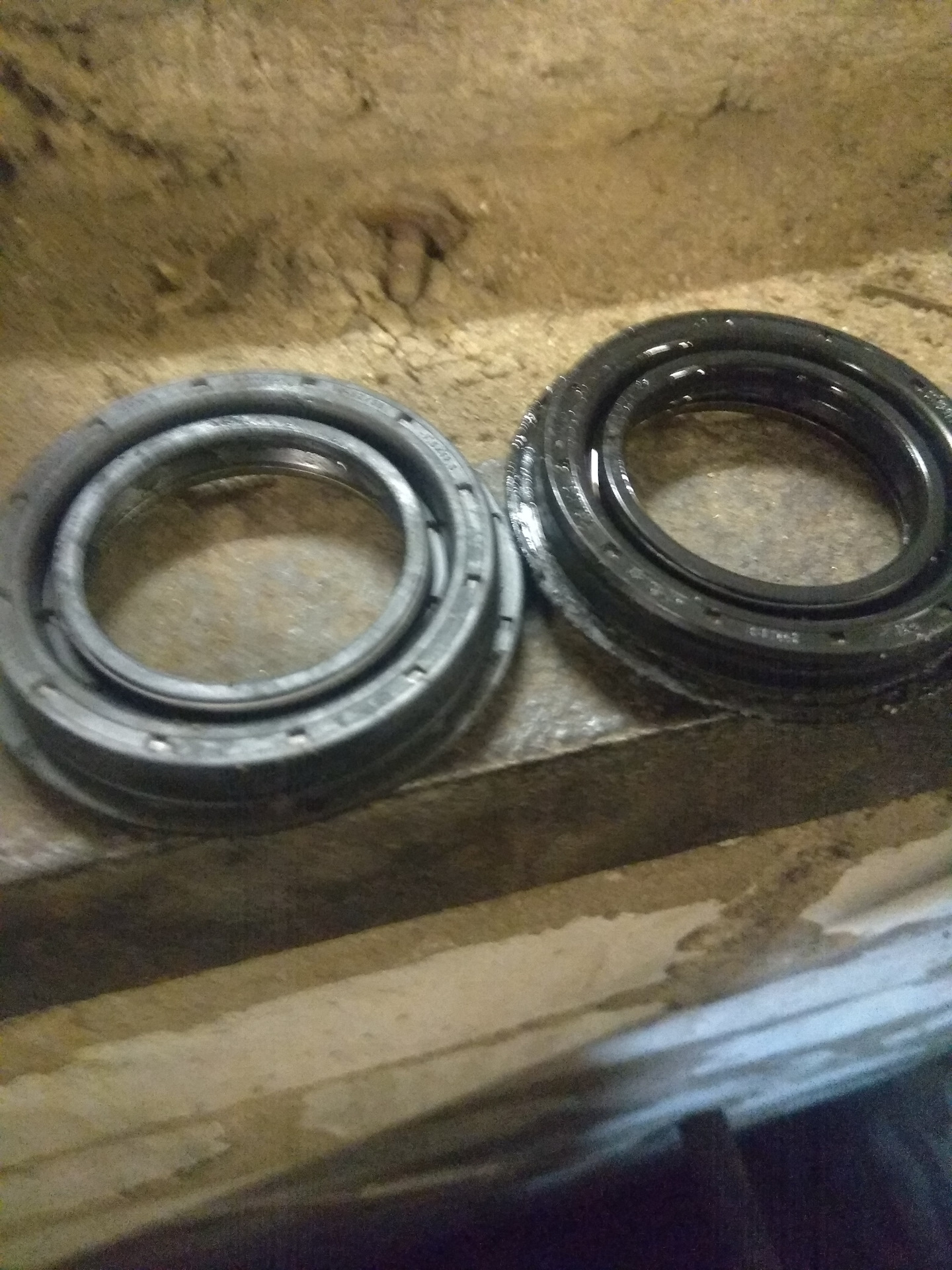 Сальники приводов ровер. Сальник приводного вала fr. Land rover tzb500050 сальник. Lr002928 land rover сальник мкпп/seal assy - oil. Сальник land rover tbx000080.