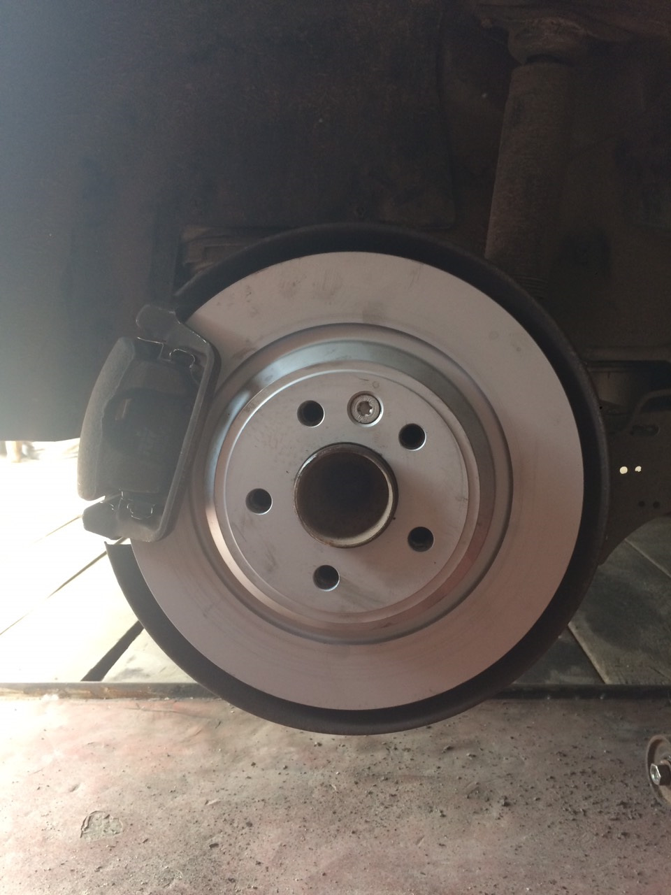 VKM32243 Паразитный / ведущий ролик, поликлиновой ремень SKF | Запчасти ...