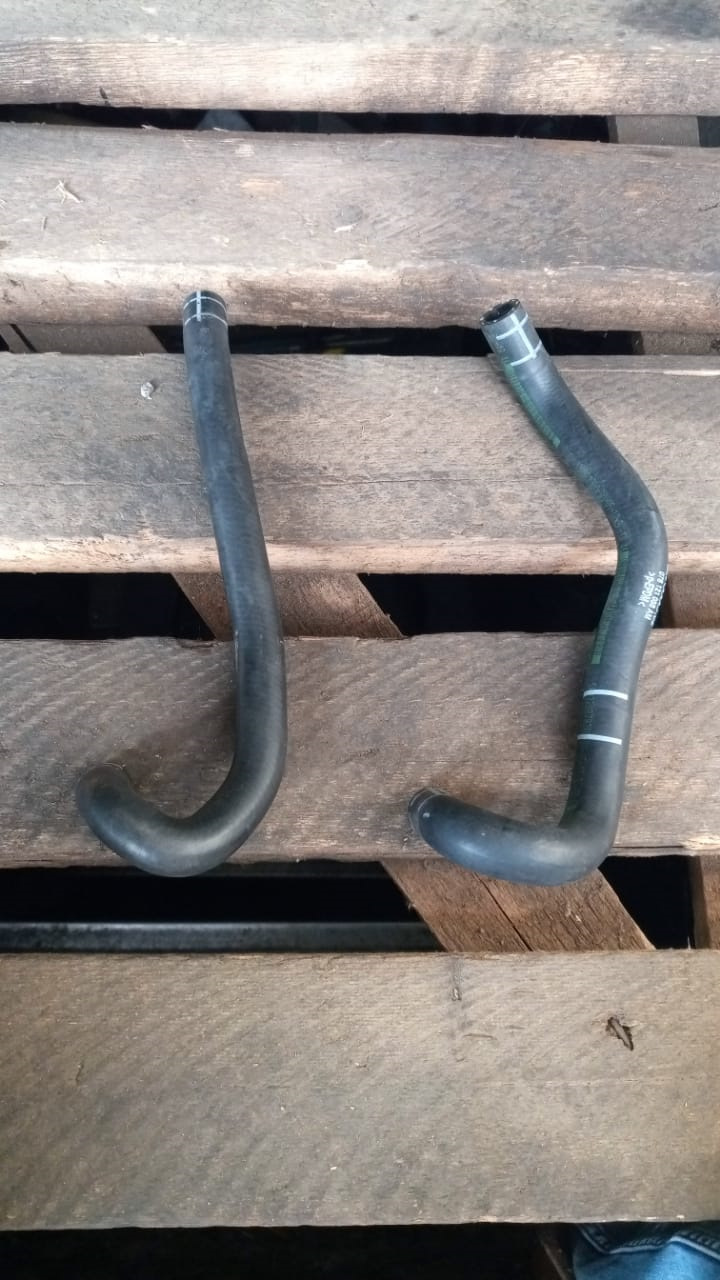 слева 078121058AT и справа 078121058AM. — Audi A6 (C5). Запчасти на фото: 078121058AT, 078121058AM