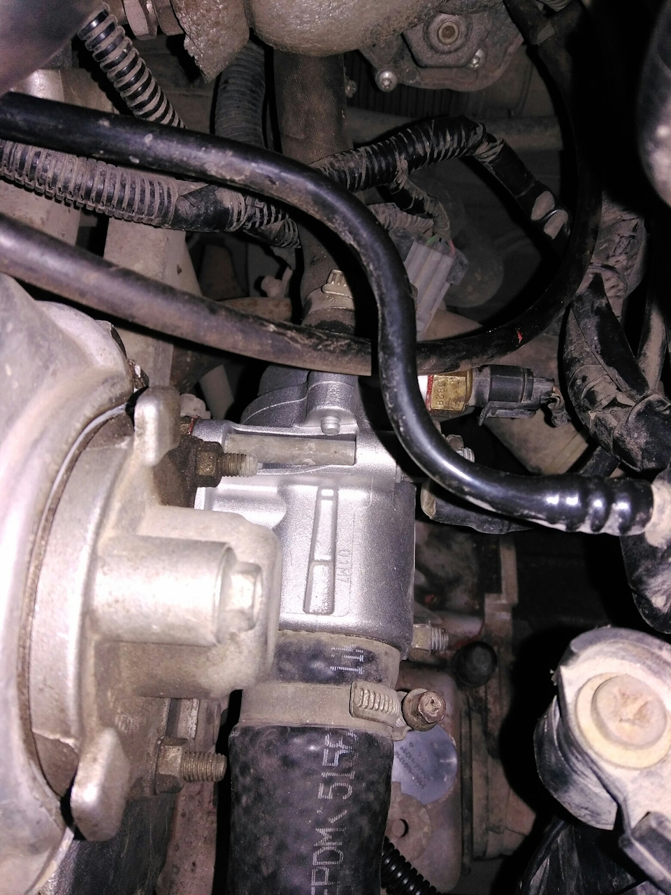 Датчик под термостатом приора 16. Датчик под термостатом ваз 2114 8 кл. Алюминиевая трубка от термостата opel astra j. Гранта разъем на термостате. Датчик под термостатом ваз 2110.