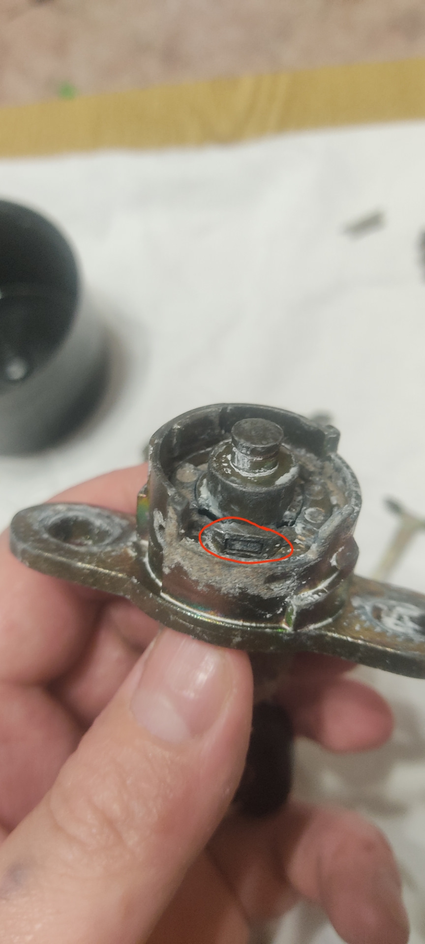 Высверлить личинку замка w202. Личинка замка зажигания марк 2 90 не вставляется. Личинка двери форд мондео 3. Личинка замка багажника 1117 универсал. Ford scorpio разобрать личинку замка зажигания.