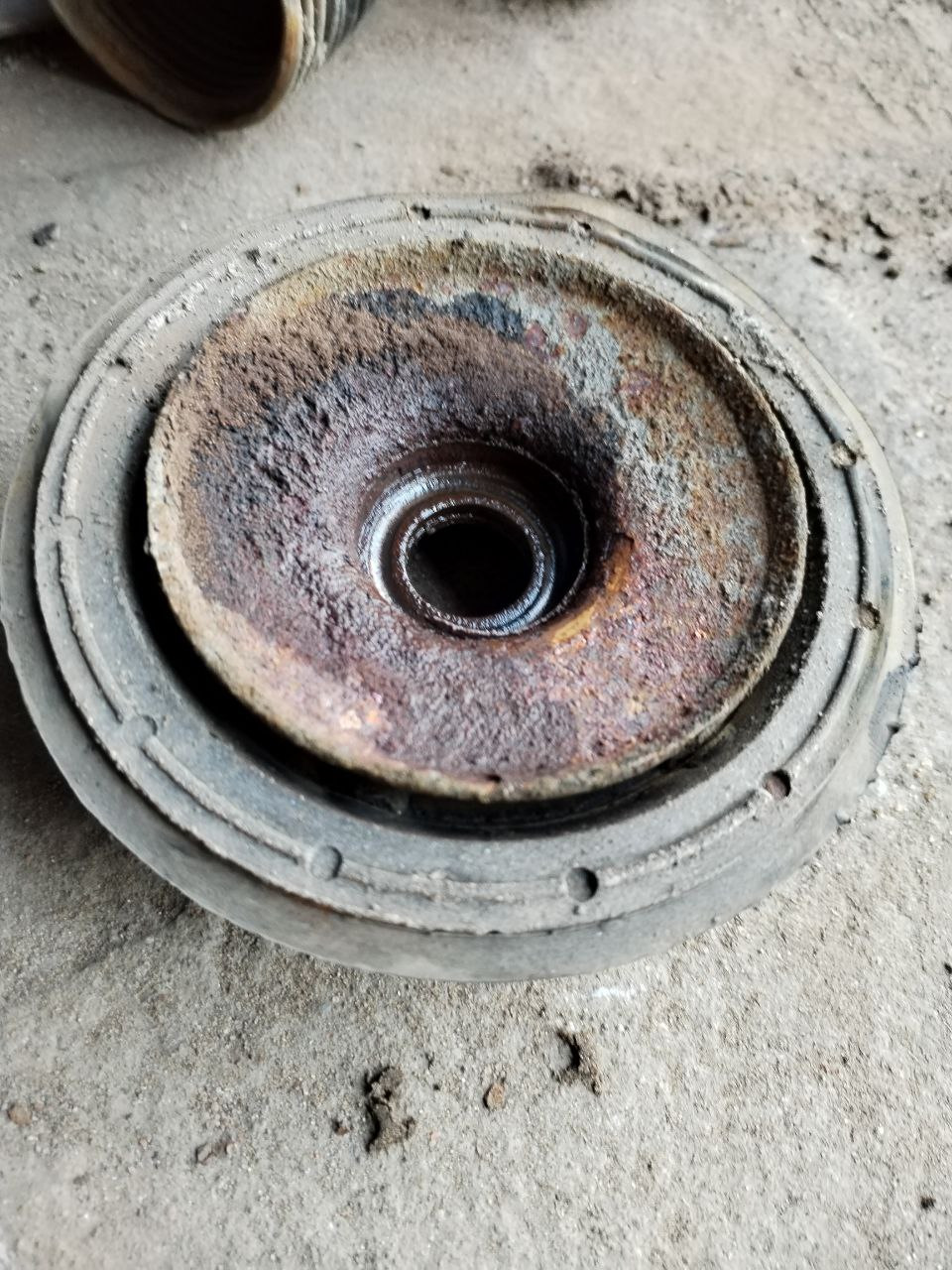 Опоры передних стоек амортизатора — Volkswagen Passat B3, 1,8 л, 1990 ...