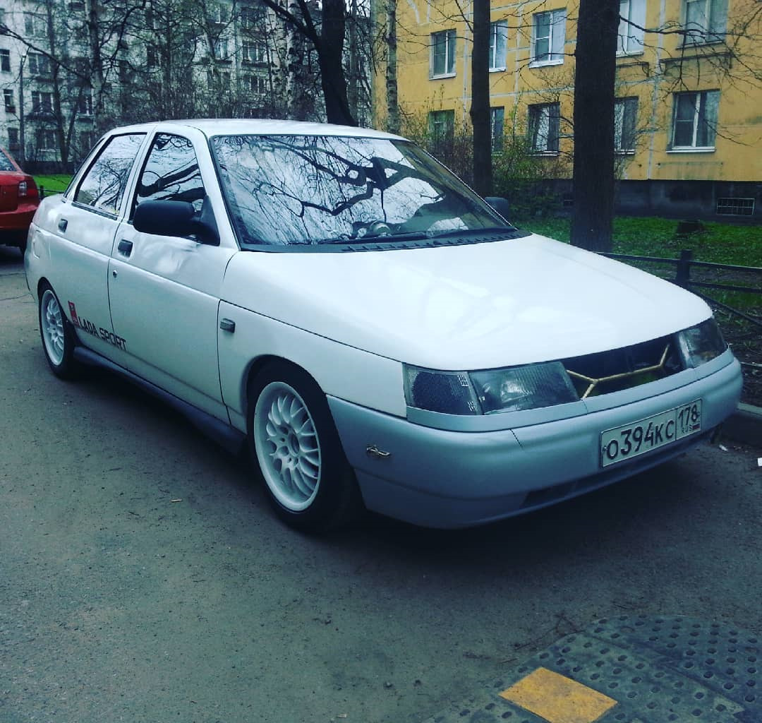Белая ваз 2110