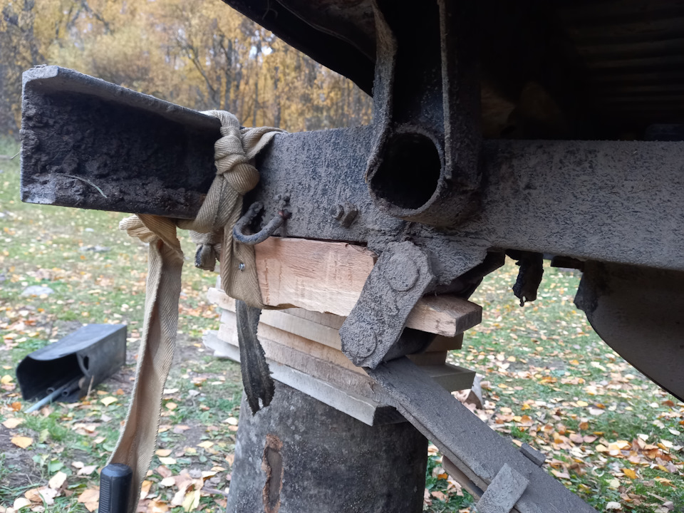 Хорошо что сзади прихватил шурупами, иначе улетела бы — Mitsubishi Delica (L300)