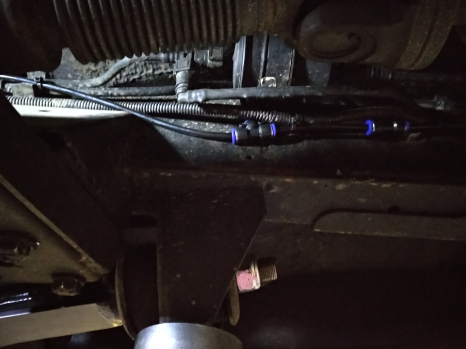 Лифт от РИФ 50 мм, Вывод сапунов по капот, 17 диски и шины Бриджстоун ...