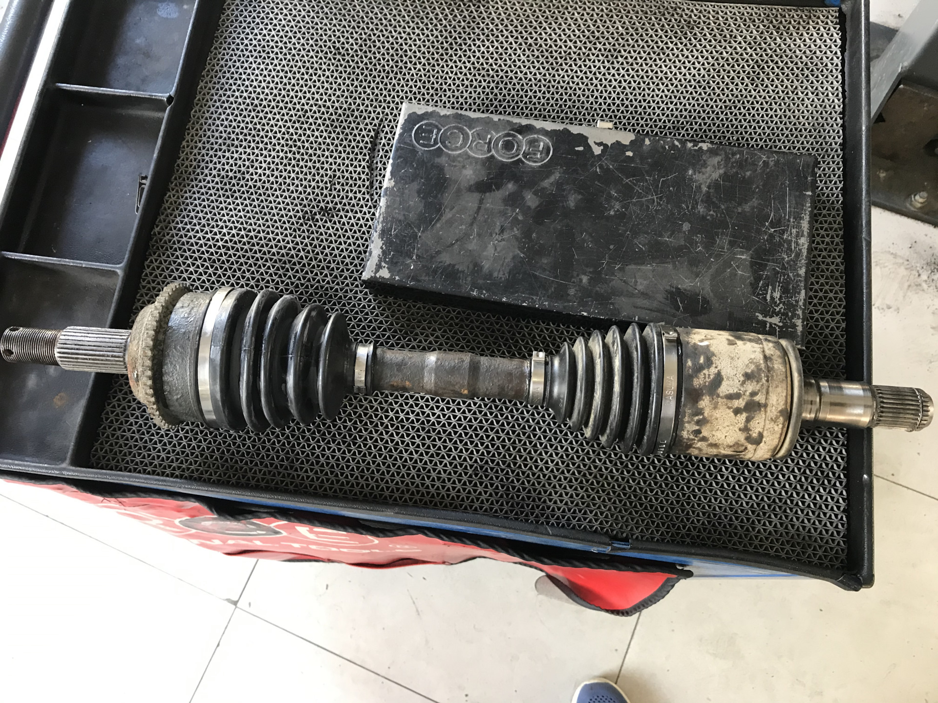 Замена пыльника внешнего ШРУЗ — Mitsubishi Pajero (4G), 3 л, 2012 года ...