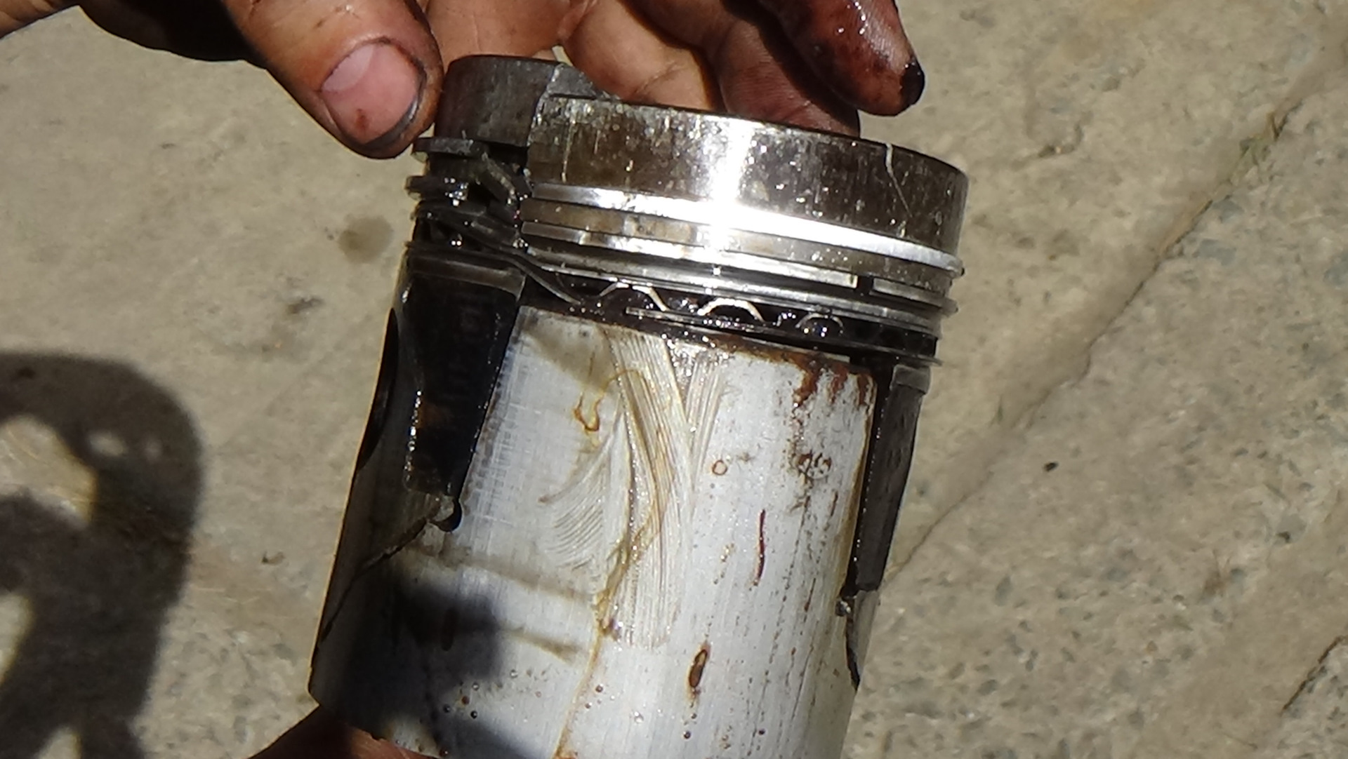 Солярка пошла. Клапан масляных форсунок ямз 238. Дизельное топливо. Мтз-80 из под форсунки течет. Масло в двигатель камаз евро-2.