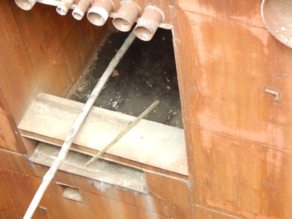 Оба цилиндра были соединены между собой переходами и кабелями которые проходили в трубах. — Nissan X-Trail II (t31)