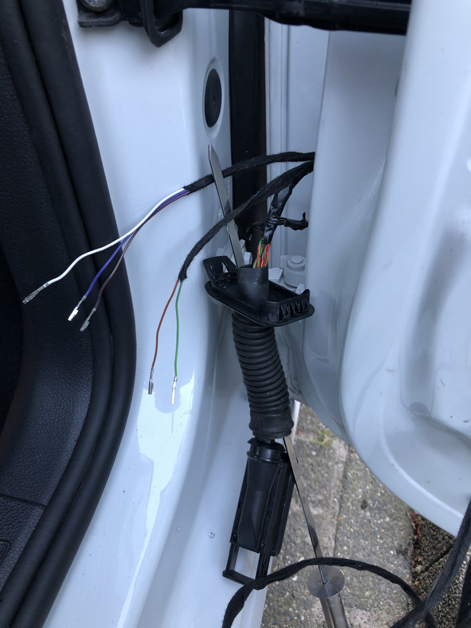 За одно протянул провода на RGB подсветку дверей — Volkswagen Golf Variant (Mk7)