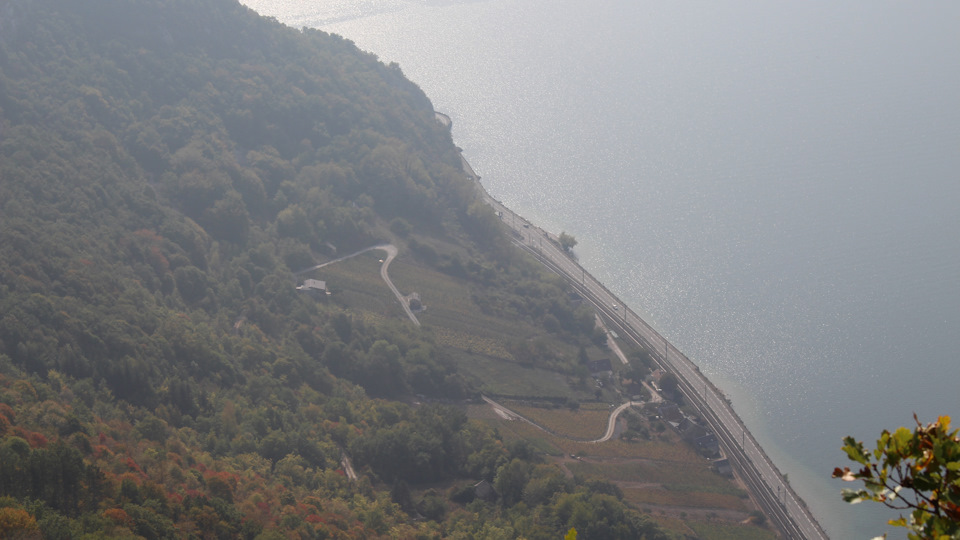 К краю скалы надо подходить очень осторожно, иначе можно скатиться аж до виноградников далеко внизу. — Audi A4 (B9)
