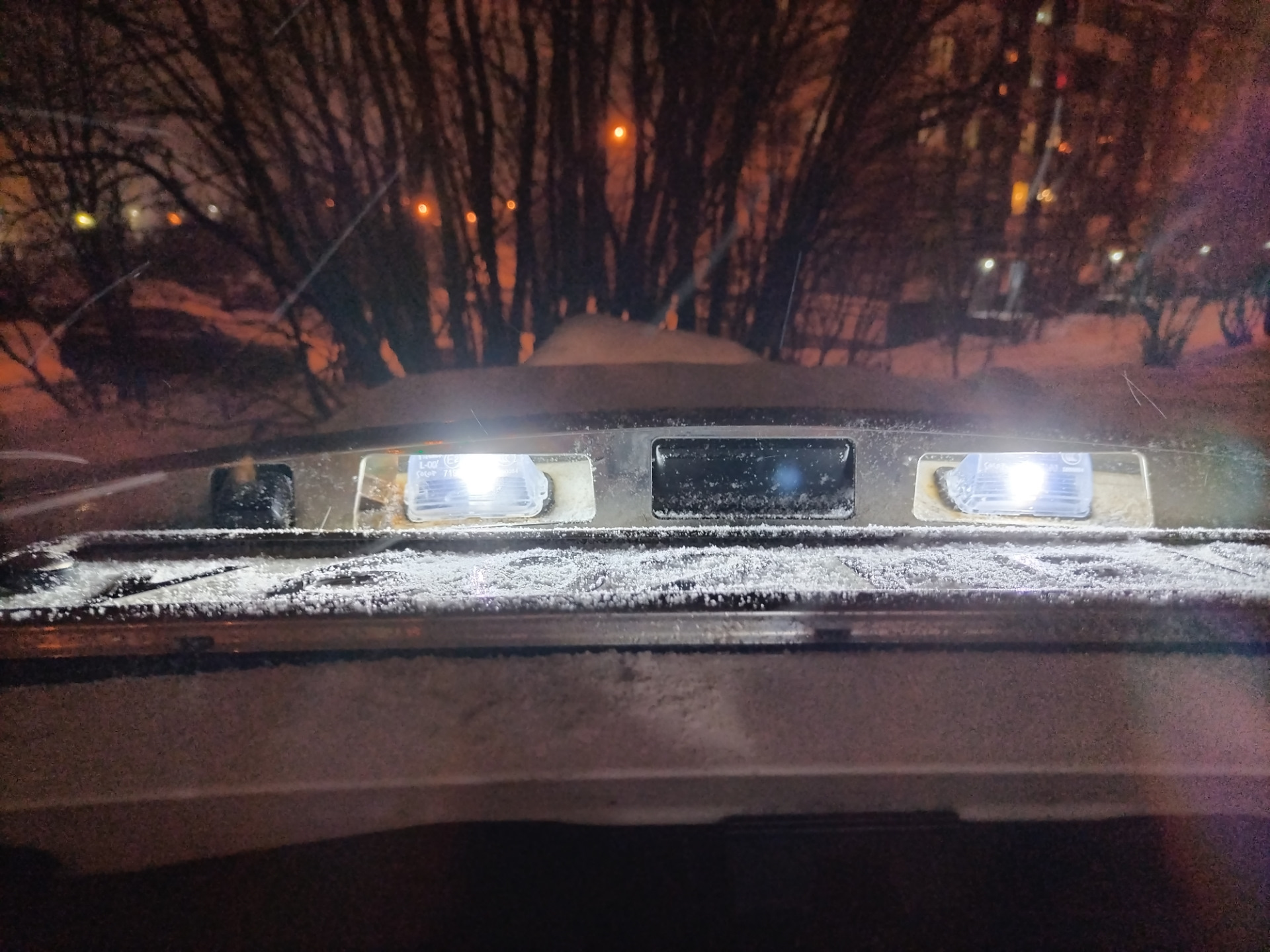 Замена фонарей подсветки номера — Toyota Avensis III, 1,8 л, 2012 года ...
