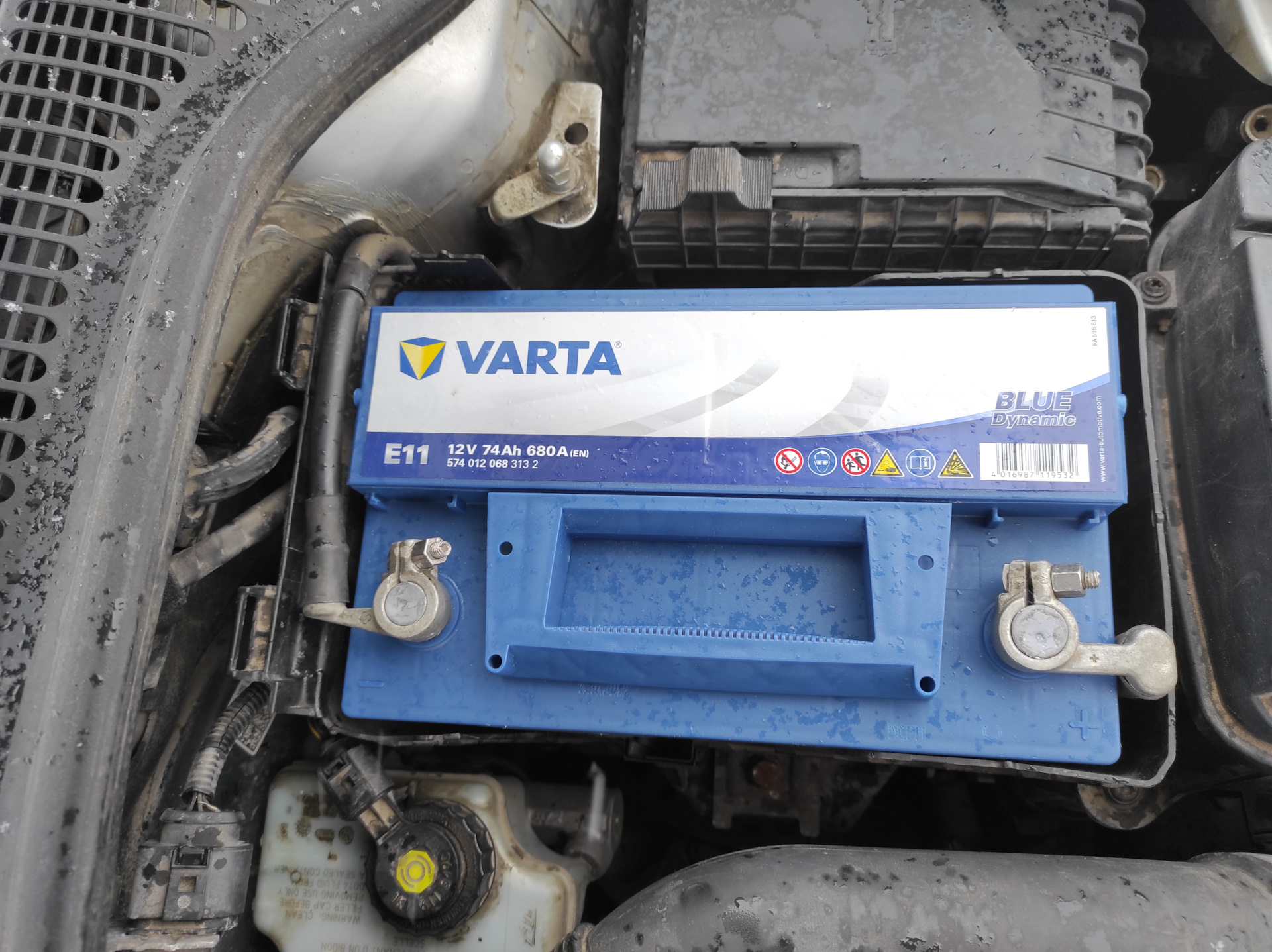 13 pro аккумулятор. Varta Blue Dynamic e11 74r. Родной АКБ Фиат. Mf54080 Aurora аккумулятор газоотвод. У кого аккумулятор под крылом.